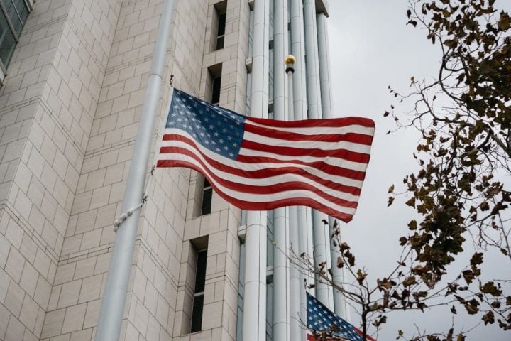 Os Estados Unidos dominam esse seleto grupo, com 17 bilionários, enquanto os demais vêm de países como Índia, Espanha e França. 