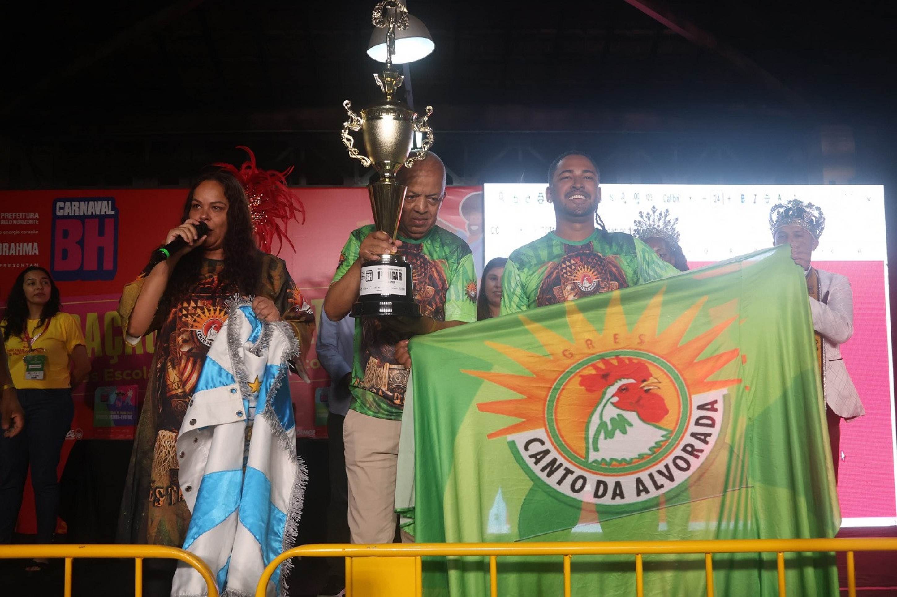 Maria Elisa Abreu de Morais, Carlos Alberto Damasceno e Mateus Cruz, membros da escola de samba Canto da Alvorada, ergueram o troféu-Marcos Vieira/EM/D.A.Press