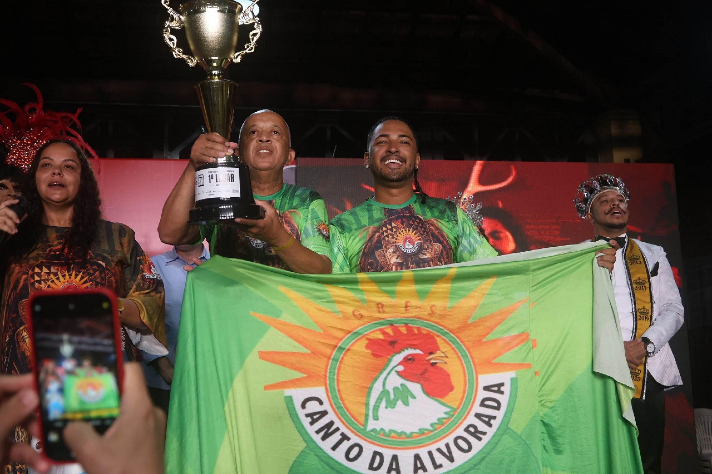 Maria Elisa Abreu de Morais, Carlos Alberto Damasceno e Mateus Cruz, membros da escola de samba Canto da Alvorada, ergueram o troféu-Marcos Vieira/EM/D.A.Press