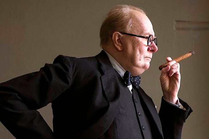 Para parecer o estadista, gordo e mais velho, Oldman passava por longo processo de transformação, incluindo pesada maquiagem que ganhou o Oscar. Ele também caprichou na caracterização de Churchill, chegando a sofrer intoxicação por nicotina apór fumar muitos charutos durante as filmagens. 