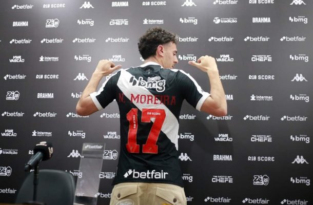 NUNO MOREIRA - Grande estreia do português! Precisou de apenas nove minutos para dar sua primeira assistência (gol de Rayan). Ótimas tabelas com Philippe Coutinho, que teve sua atuação potencializada pelo novo parceiro de ponta esquerda. NOTA 8,5. Foto: Matheus Lima/Vasco