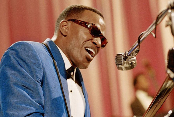 Ray Charles parou de enxergar aos 7 anos e nunca soube o motivo. Jamie (foto) passou bastante tempo com o próprio Ray. Emagreceu 10 quilos e manteve os olhos cobertos por pálpebras postiças, além de ensaiar gestos e a maneira de cantar e tocar do músico. Ganhou também o Globo de Ouro, SAG Awards e Screen Actos Guild. 
