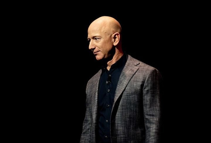 2º) Jeff Bezos (Amazon) - Fortuna: US$ 263,8 bilhões. Fundador da Amazon, revolucionou o comércio eletrônico e a computação em nuvem. Também é dono do jornal The Washington Post e da empresa aeroespacial Blue Origin.