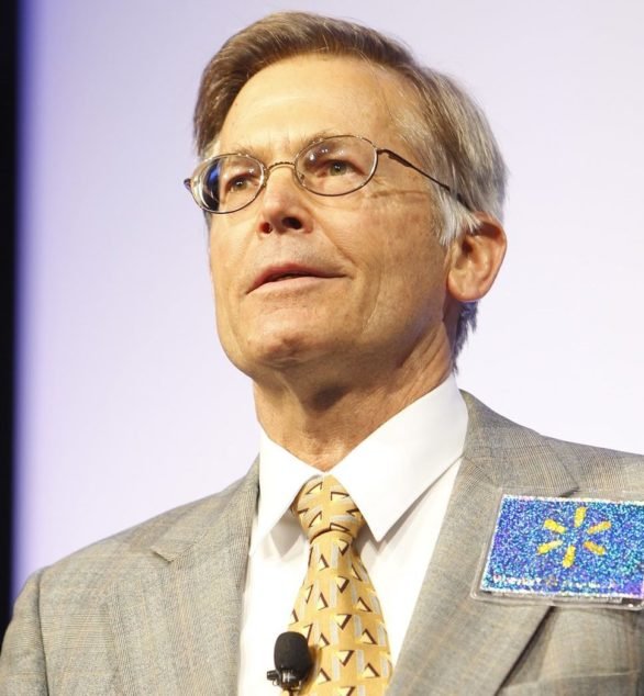 9Âº) James Walton (Walmart) - Fortuna: US$ 117,5 bilhÃµes. Mais um filho de Sam Walton, fundador do Walmart. Herdou parte da fortuna e tem participaÃ§Ã£o nos negÃ³cios da famÃ­lia.
