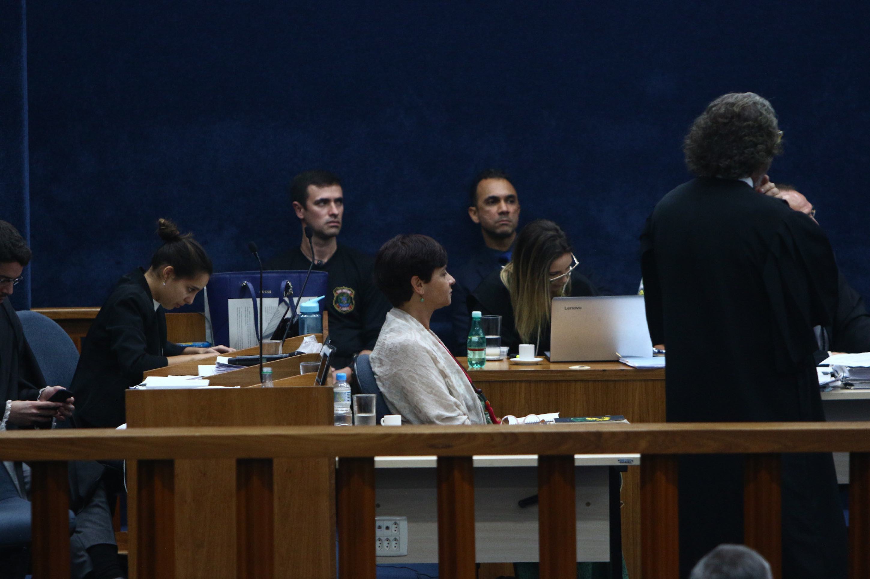 Julgamento de Adriana Villela em Brasília, em setembro de 2019 Julgamento de Adriana Villela em Brasília, em setembro de 2019. Ré está de roupa branca, sentada diante dos jurados