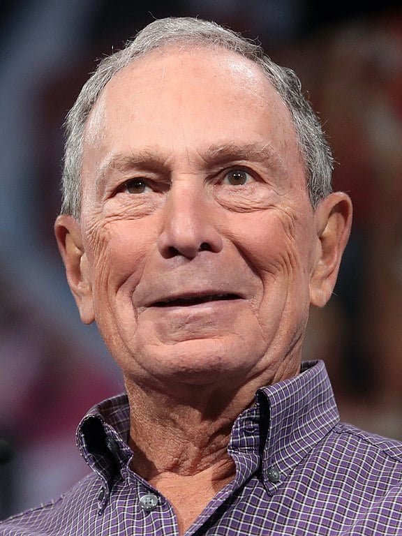 15º) Michael Bloomberg (Bloomberg LP) - Fortuna: US$ 103,4 bilhões. Fundador da Bloomberg LP, empresa de dados financeiros. Ex-prefeito de Nova York e grande doador para causas sociais e políticas.