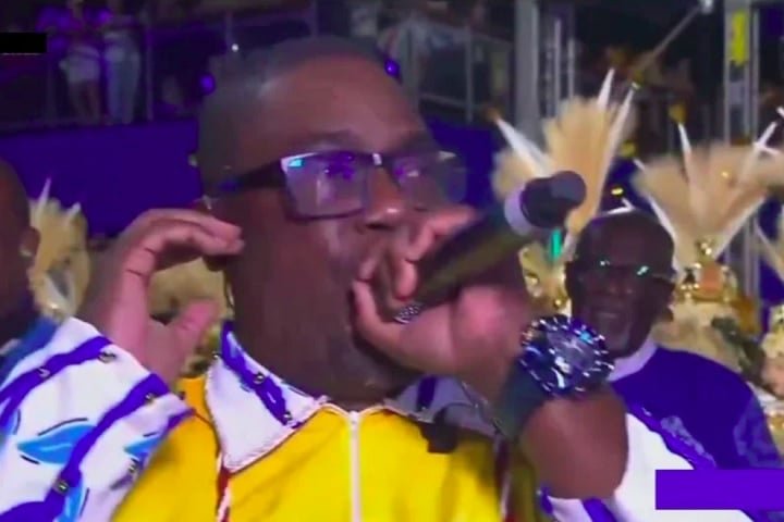 O ponto alto da homenagem veio ainda durante o aquecimento, quando o intérprete Gilsinho, acompanhado pela bateria da escola, cantou cantou uma versão de 