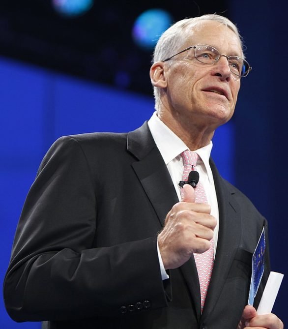 10º) Samuel Robson Walton (Walmart) - Fortuna: US$ 114,4 bilhões. Também é filho de Sam Walton, foi presidente do conselho do Walmart por muitos anos e continua como um dos principais acionistas.