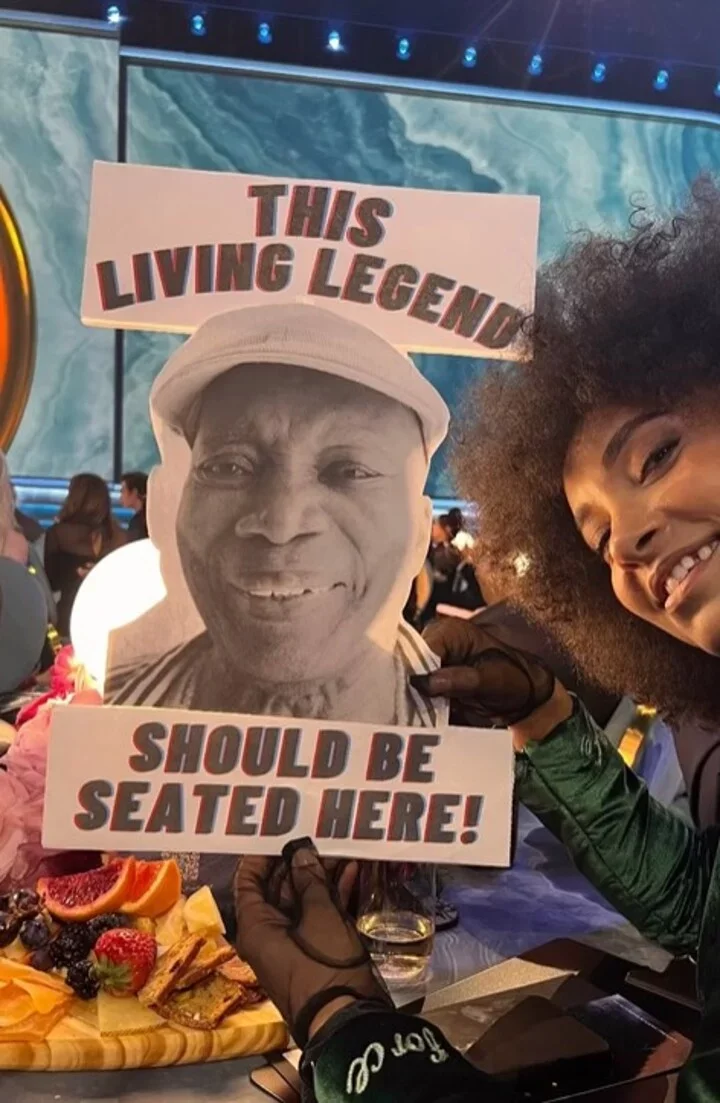 O cantor brasileiro teve um assento negado, mesmo tendo uma indicação na premiação. Foi o que revelou a cantora norte-americana Esperanza Spalding em um post no Instagram que acabou viralizando e gerando protestos de fãs brasileiros.
