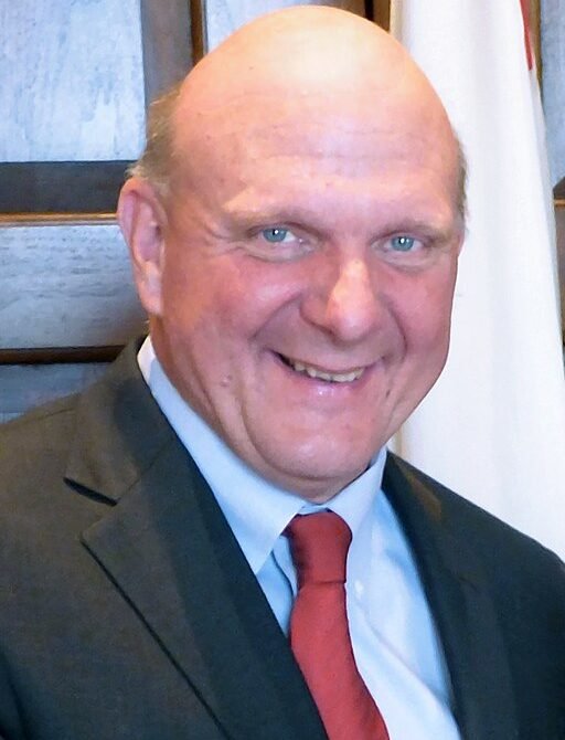 7º) Steve Ballmer (Microsoft) - Fortuna: US$ 157,4 bilhões. Ex-CEO da Microsoft (2000-2014), ajudou a consolidar a empresa no mercado de software. Hoje, é dono do time de basquete Los Angeles Clippers.