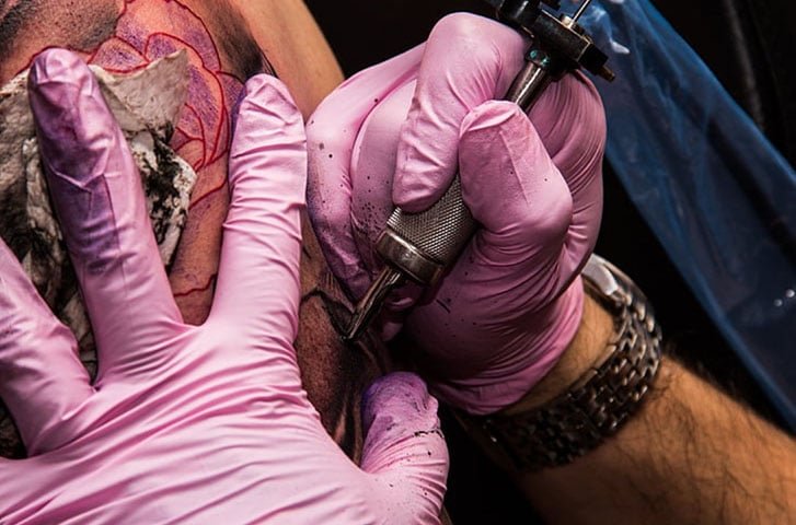 Se em algumas décadas atrás tatuagens eram consideradas tabus pela sociedade, atualmente este processo é considerado uma arte que já faz parte da personalidade de muitas pessoas.-hippopx.com