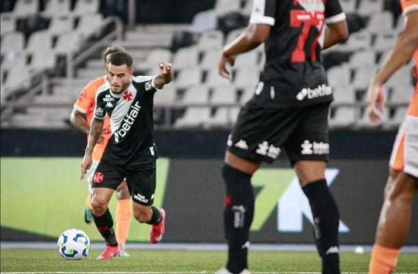 COUTINHO - Atuação mais brilhante desde que retornou, sendo ovacionado tanto ao fim do primeiro tempo, quanto em sua saída, aos 25' da etapa final. Um gol de pênalti e um golaço de chapada de fora da área. - NOTA 9,0. Foto: Matheus Lima / Vasco