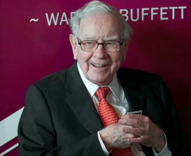 8º) Warren Buffett (Berkshire Hathaway) Fortuna: US$ 154,2 bilhões. Um dos maiores investidores do mundo, CEO da Berkshire Hathaway. Conhecido por sua estratégia de investimentos a longo prazo e sua filantropia.
