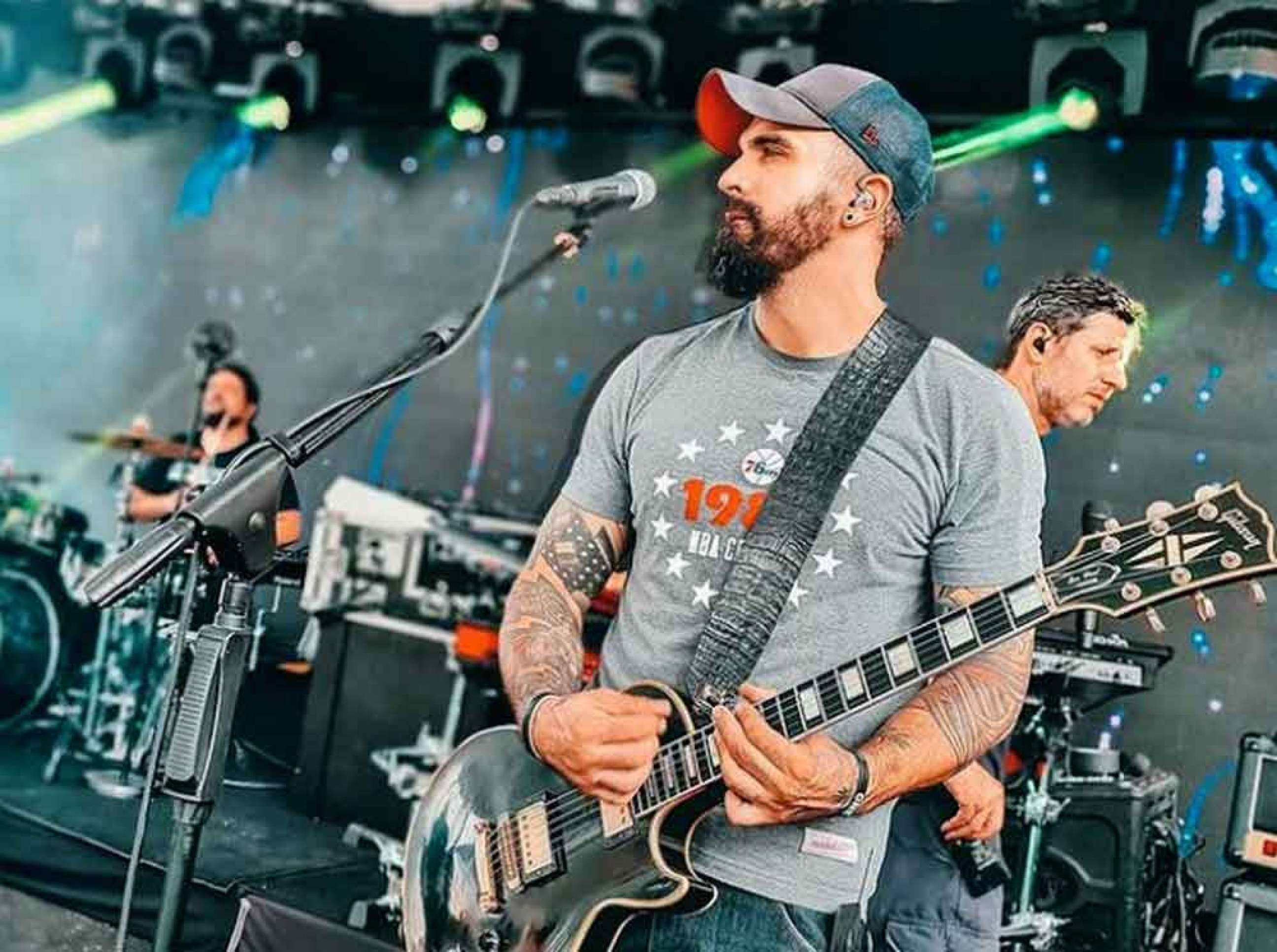 Roadie Pedro Zola toca guitarra