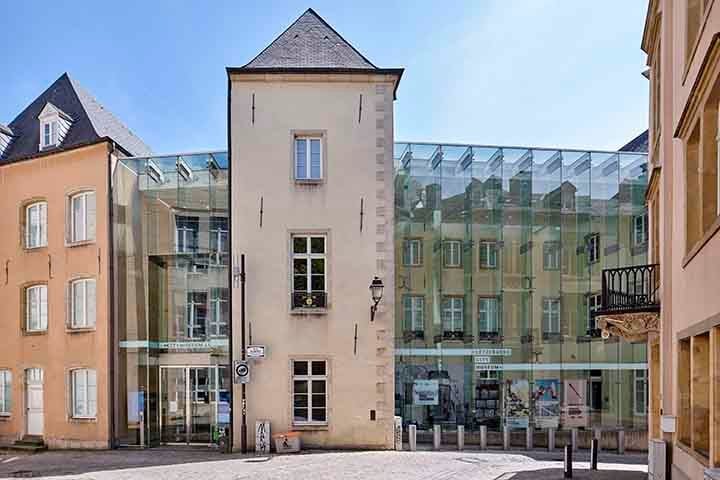 Lëtzebuerg City Museum: É um museu dedicado à história da cidade de Luxemburgo, desde os tempos antigos até os dias atuais. Instalado em quatro edifícios históricos interligados, que datam entre os séculos 17 e 19, o lugar oferece uma jornada fascinante pelo passado do país.
