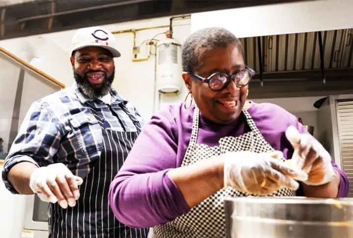 Aos 35 anos, Hunter descobriu que era filho adotivo e começou a sua busca pela mãe biológica. Um genealogista o auxiliou no rastreamento e ele jamais poderia supor que a progenitora já estivesse no seu dia a dia. 
