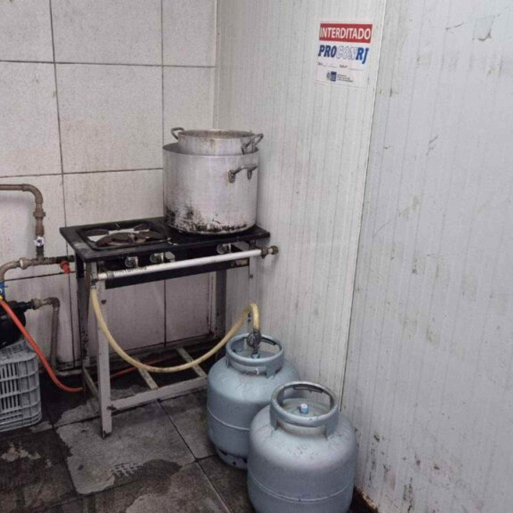 Instalações da indústria no Rio de Janeiro que fabricou picolé com barata, fiscais fecharam o estabelecimento até que medidas sanitárias sejam adotadas Instalações da indústria no Rio de Janeiro que fabricou picolé com barata, fiscais fecharam o estabelecimento até que medidas sanitárias sejam adotadas