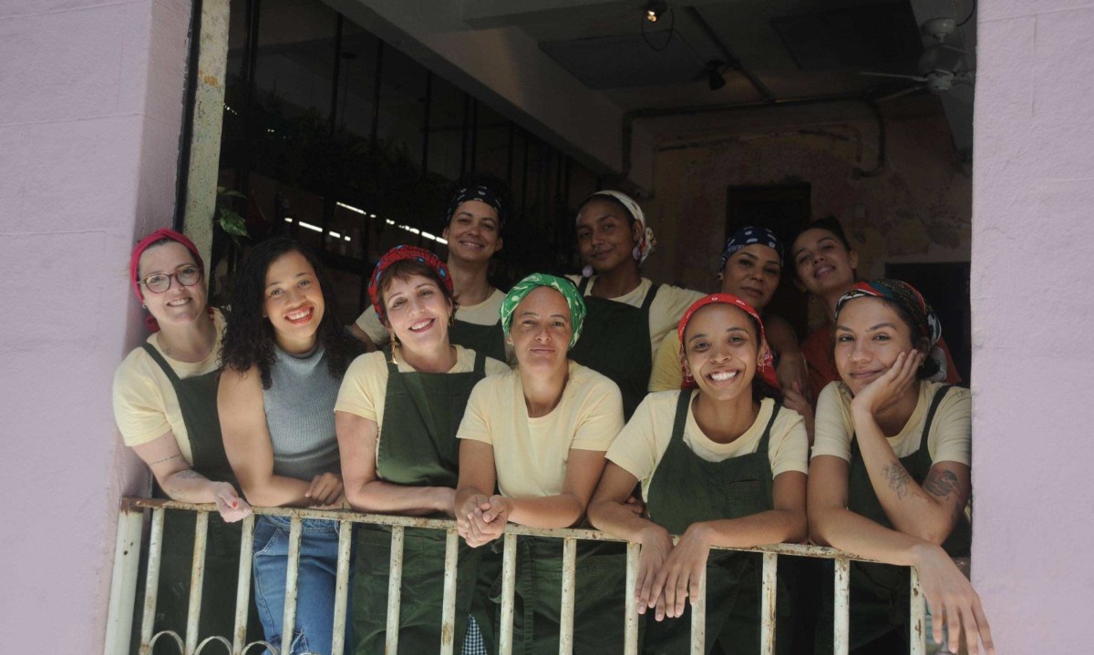 Juliana Duarte, do restaurante Cozinha Santo Antônio, trabalha cercada por mulheres há cinco anos -  (crédito: Alexandre Guzanshe/EM/D.A Press)