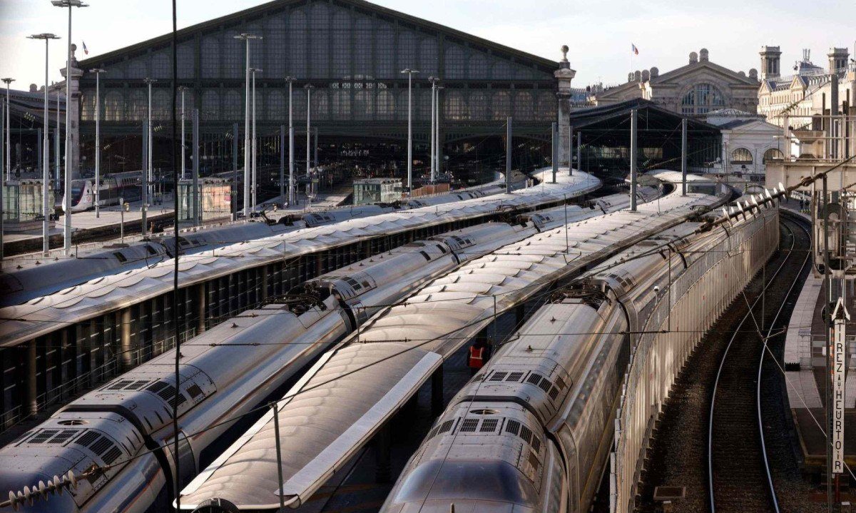  Trens estacionados em plataformas enquanto tráfego foi interrompido na estação Gare du Nord em Paris em 7 de março de 2025 pela descoberta de uma bomba da Segunda Guerra Mundial -  (crédito: GEOFFROY VAN DER HASSELT/AFP)