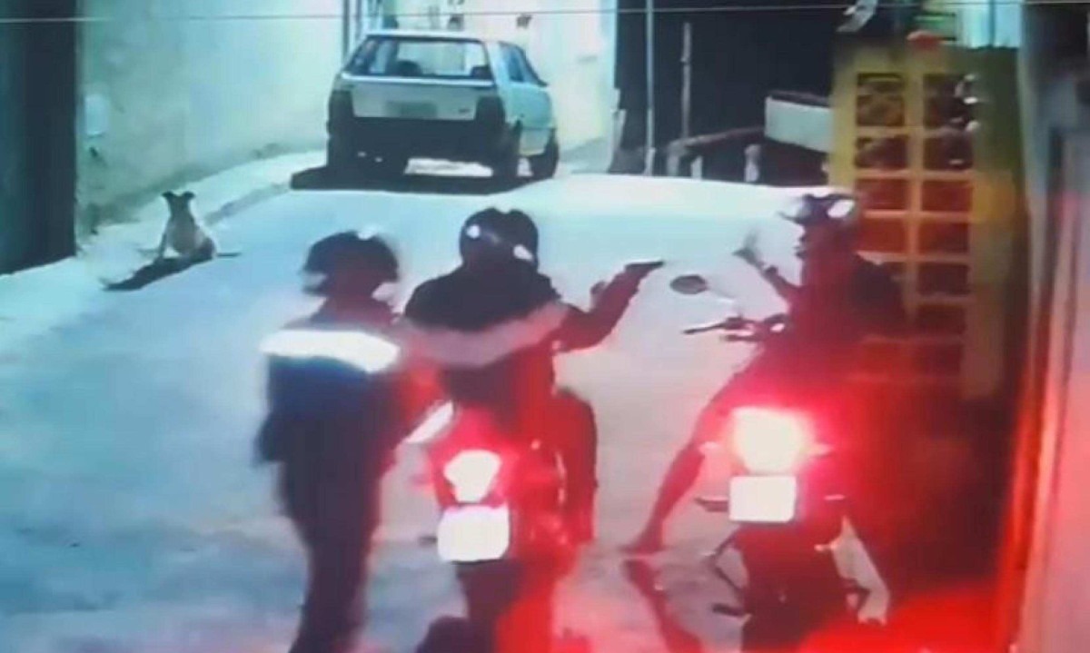 Imagens de câmeras de segurança flagram o momento do ataque a tiros -  (crédito: Redes sociais)