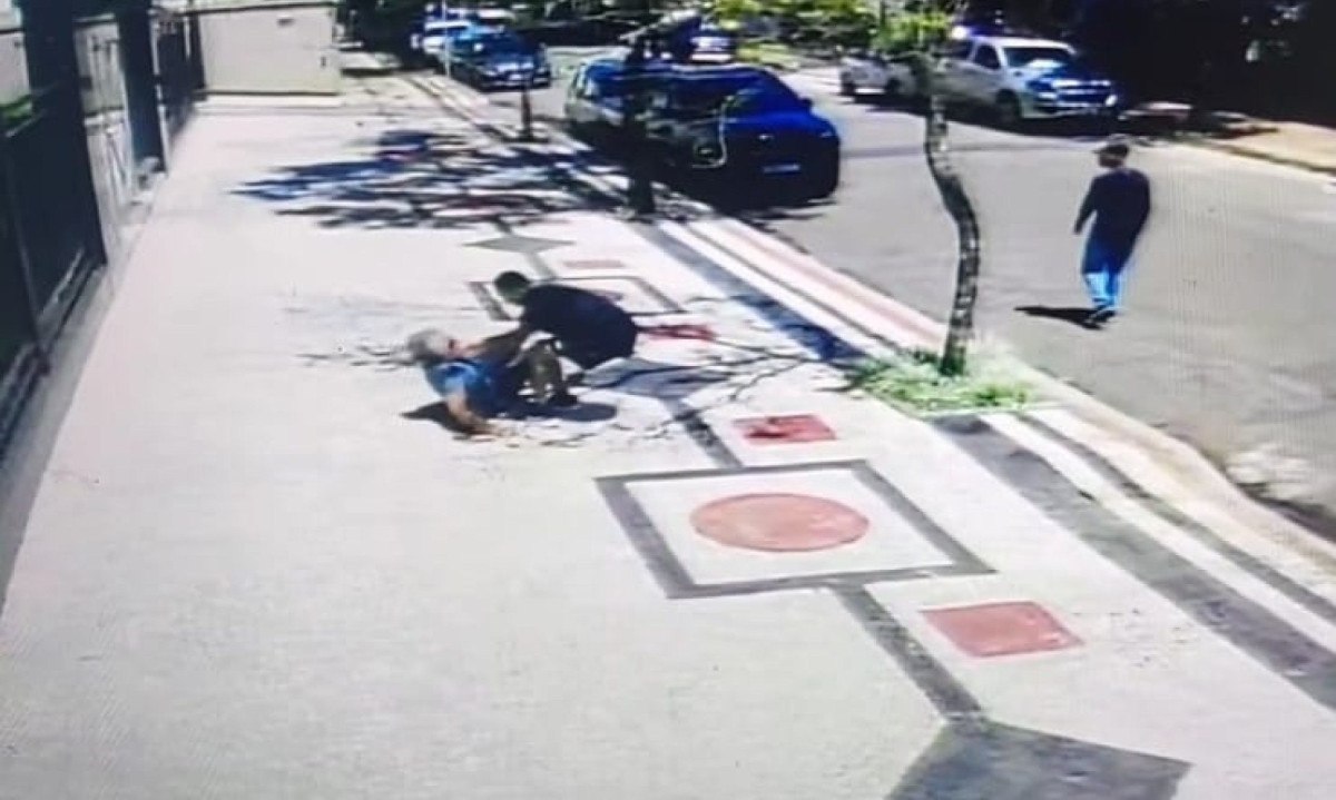 &Agrave; pol&iacute;cia militar, a idosa contou que teve dois cord&otilde;es subtra&iacute;dos -  (crédito: Reprodu&ccedil;&atilde;o)