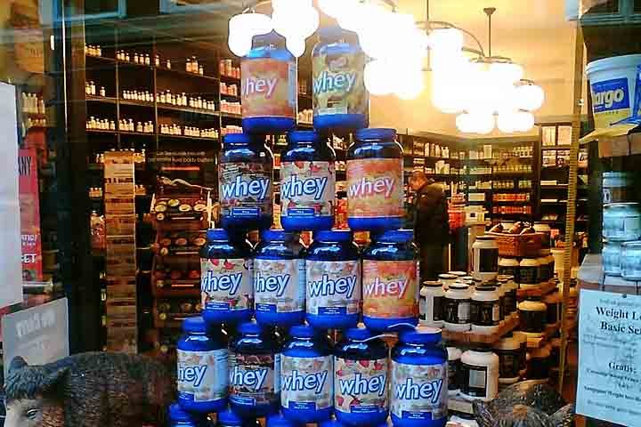 Contudo, é importante destacar que o consumo excessivo de proteína, seja por meio de alimentos ou suplementos, pode ser prejudicial à saúde, especialmente em pessoas com problemas renais ou hepáticos. Para garantir um uso seguro e adequado, é aconselhável contar com a orientação de um nutricionista.