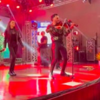Pra quem não viu: músico viraliza ao atender ligação da mãe durante show - reprodução/redes sociais