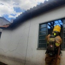 Briga entre mulher e ex-companheiro termina com casa incendiada em MG 