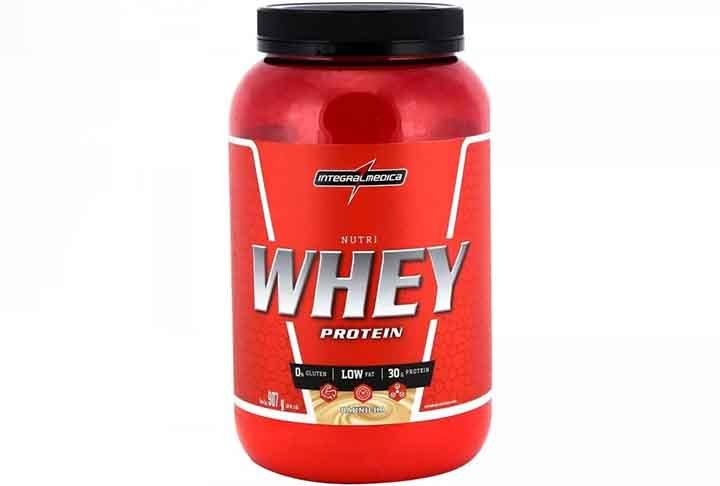 Já o whey isolado tem 90% ou mais de proteína, com menor teor de lactose e gordura, sendo mais adequado para quem tem intolerância à lactose. O whey hidrolisado passa por um processo de hidrólise enzimática, o que facilita ainda mais a absorção de aminoácidos pelo corpo, sendo ideal para atletas e pessoas com problemas digestivos.