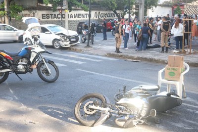 Acidente entre carro e moto aconteceu na tarde desta sexta-feira (7/3) -  (crédito: Marcos Vieira/EM/DA. Press)