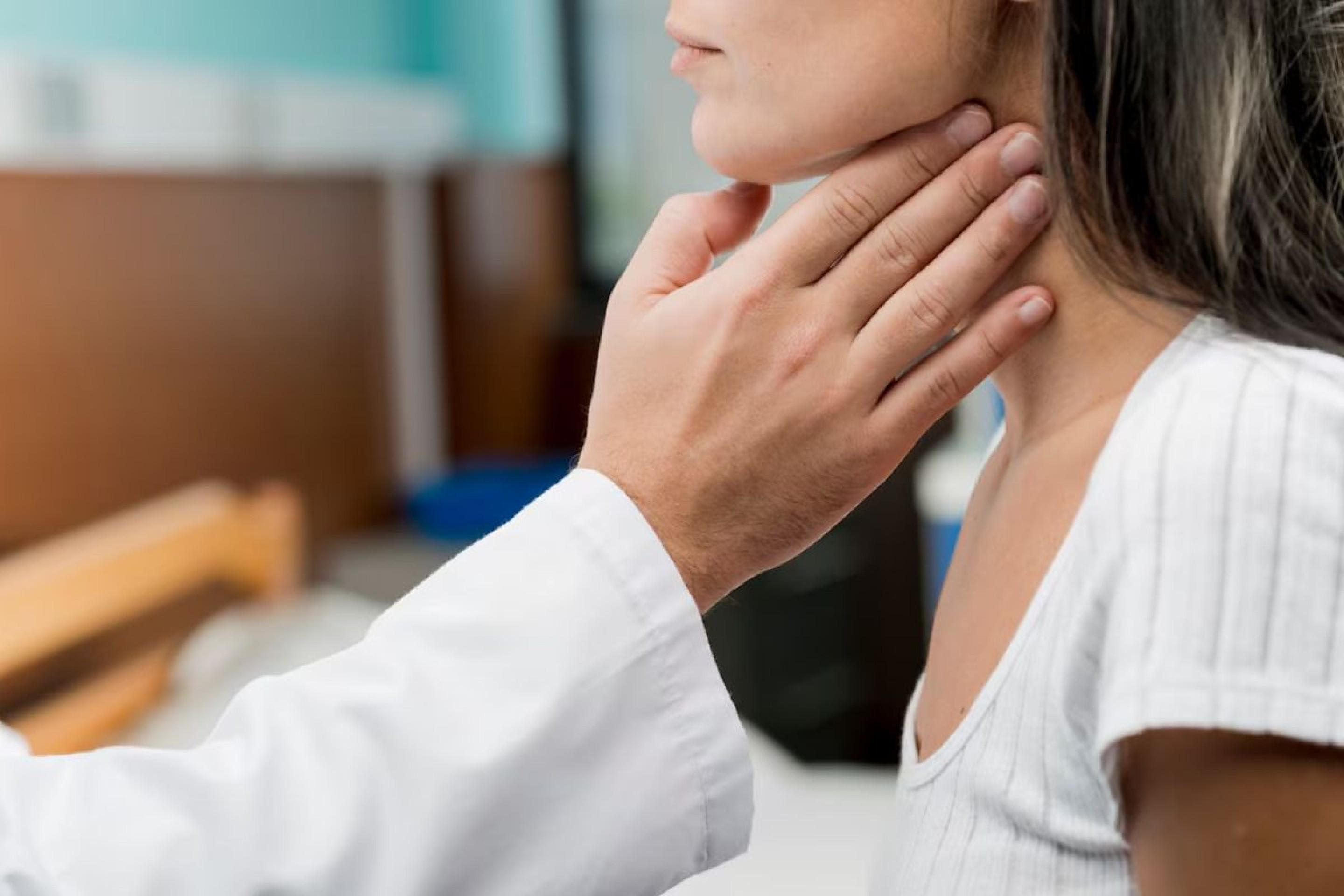 Quando os sintomas são persistentes ou se agravam, procurar um médico é essencial para um diagnóstico correto e um tratamento adequado Médico analisando a garganta da paciente