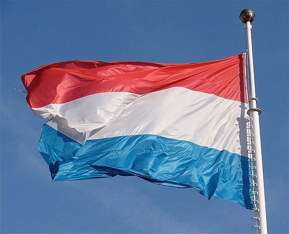 Os idiomas oficiais de Luxemburgo são: luxemburguês, francês e alemão. O país consegue oferecer de castelos medievais, igrejas antigas e uma arquitetura encantadora. Conheça os lugares mais famosos e outras curiosidades sobre Luxemburgo!