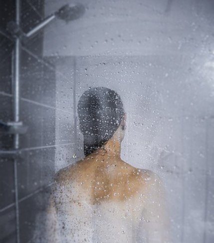 Tome banho de água morna e faça exercícios movimentando os ombros e o pescoço sob a ducha. Muitos desaconselham a água morna, mas, para esse objetivo, essa temperatura é top.  