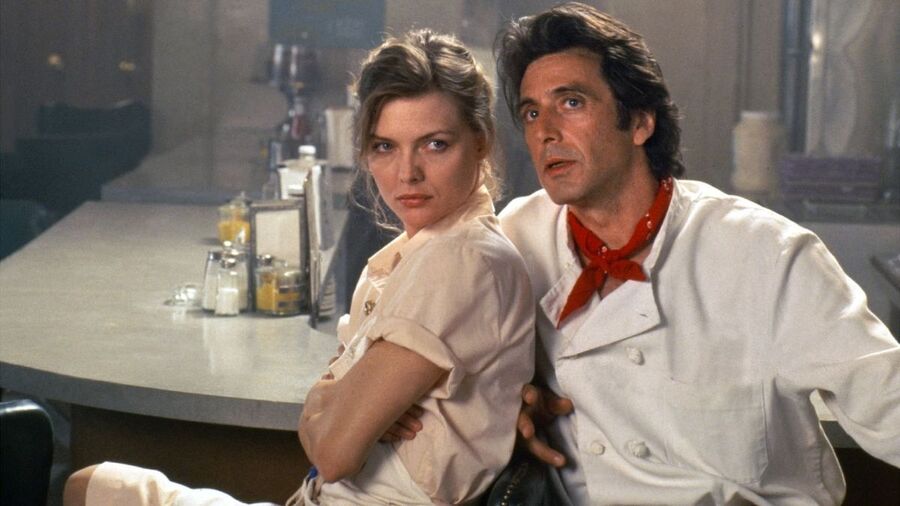 Além do cultuado “Scarface”, Pfeiffer contracenou com Al Pacino no romance “Frankie & Johnny” e foi indicada ao Globo de Ouro de melhor atriz. 
-Reprodução