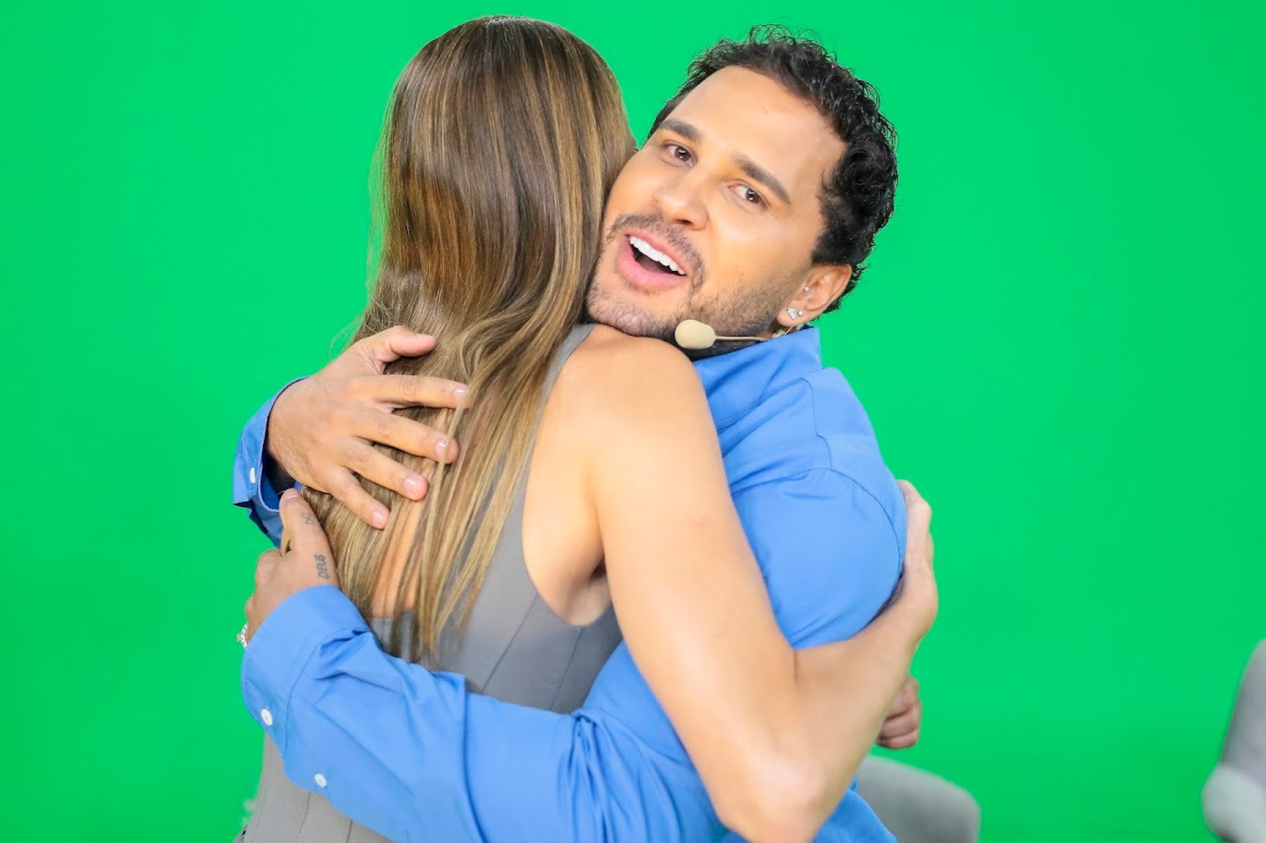Lucas Guimarães, apresentador de 'Eita Lucas', recebe o abraço de boas-vindas de Renata Kuerten, que está à frente do programa 'Esquadrão da moda' Lucas Guimarães, apresentador de 'Eita Lucas', recebe o abraço de boas-vindas de Renata Kuerten, que está à frente do programa 'Esquadrão da moda'