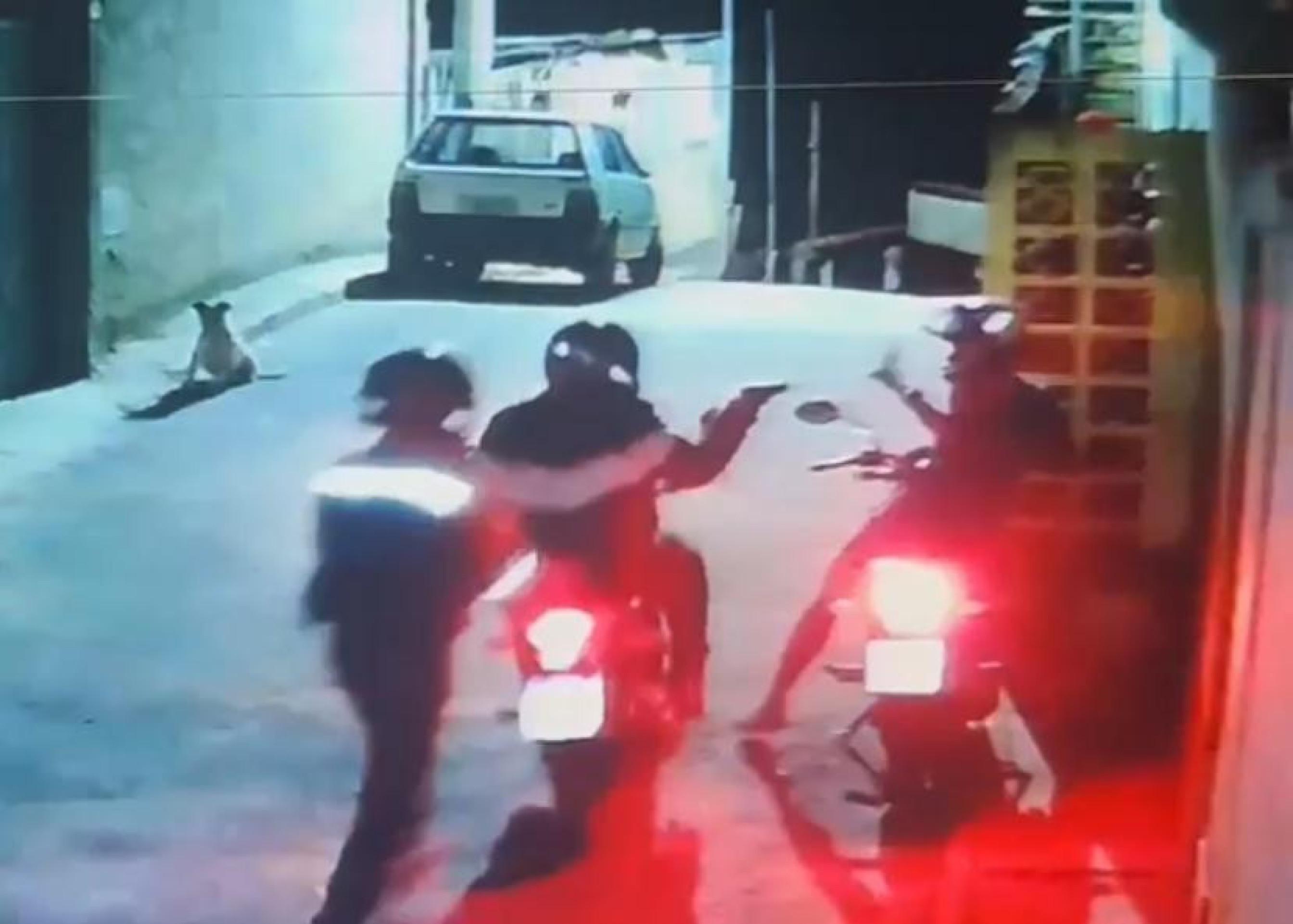 Homem recebe ligação e é morto a tiros em frente à casa da mãe