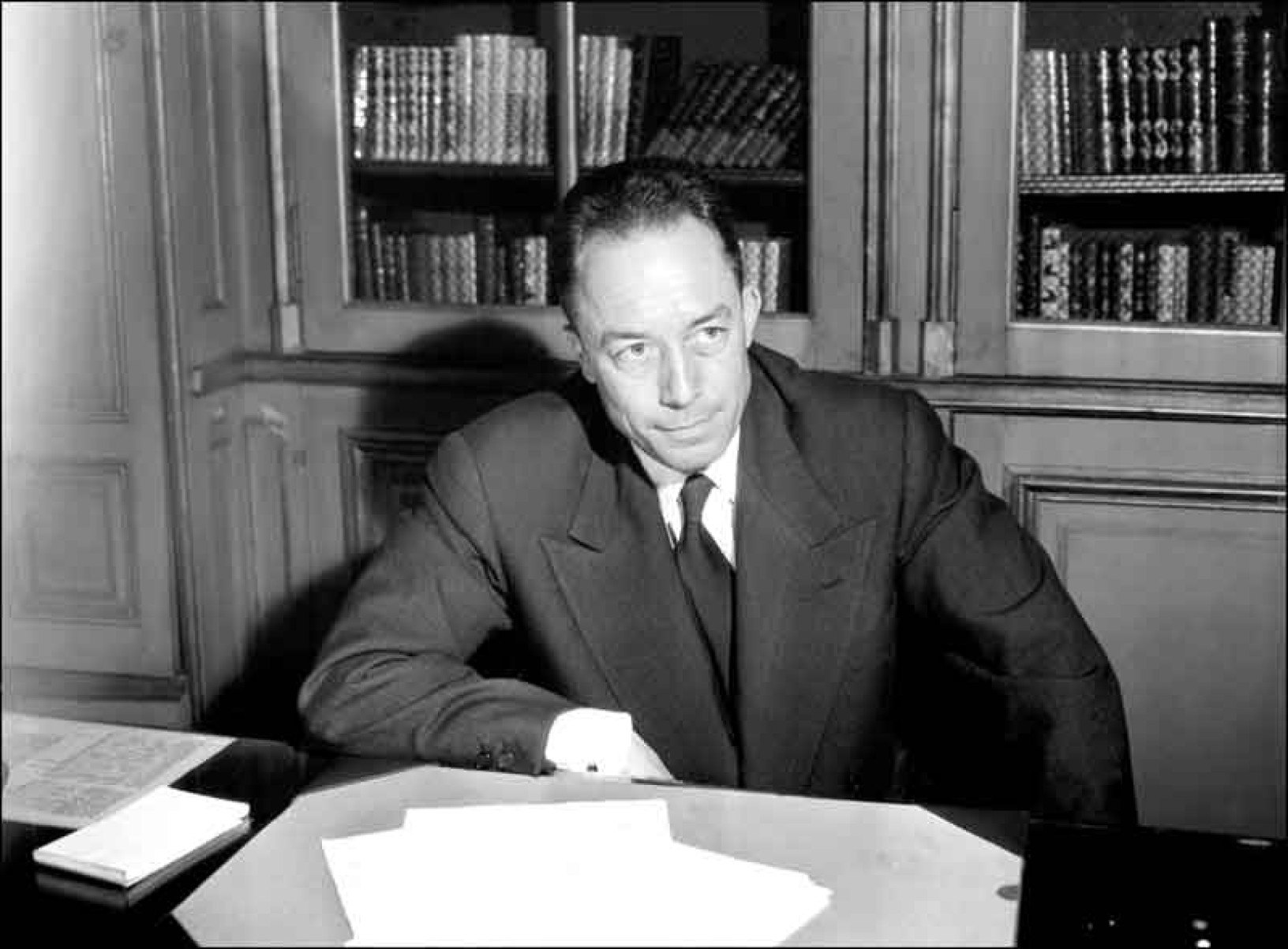 Camus posa para foto após ser informado de que receberia o Nobel de Literatura, em 1957