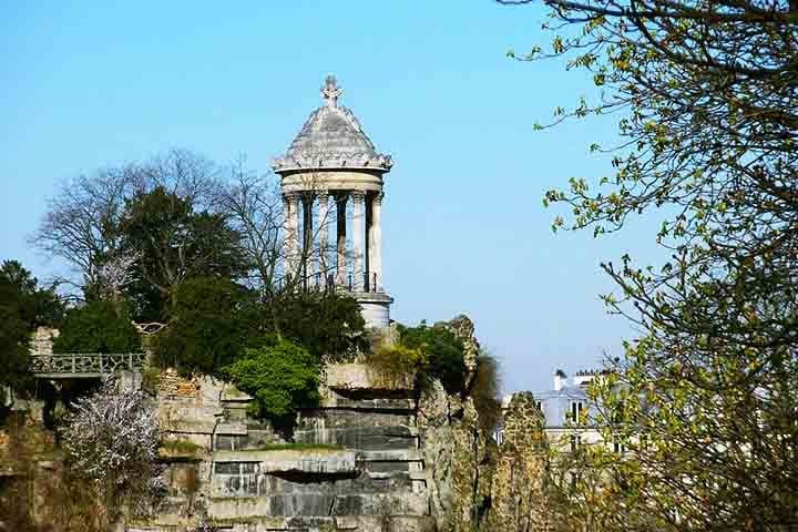A França é composta por 34.000 municípios, sendo que suas cidades mais populosas são centros econômicos e culturais vitais para o país. Paris, Marselha e Lyon são apenas algumas das grandes cidades que abrigam muitos dos principais pontos turísticos e atividades culturais da nação.

