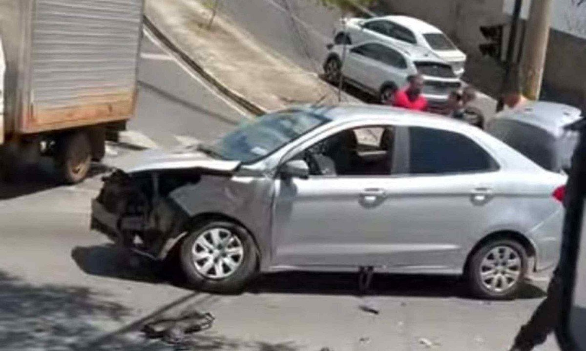 Acidente na Av. Bar&atilde;o Homem de Melo envolveu um Ford Ka e uma BMW  -  (crédito: Reprodu&ccedil;&atilde;o/Redes Sociais)