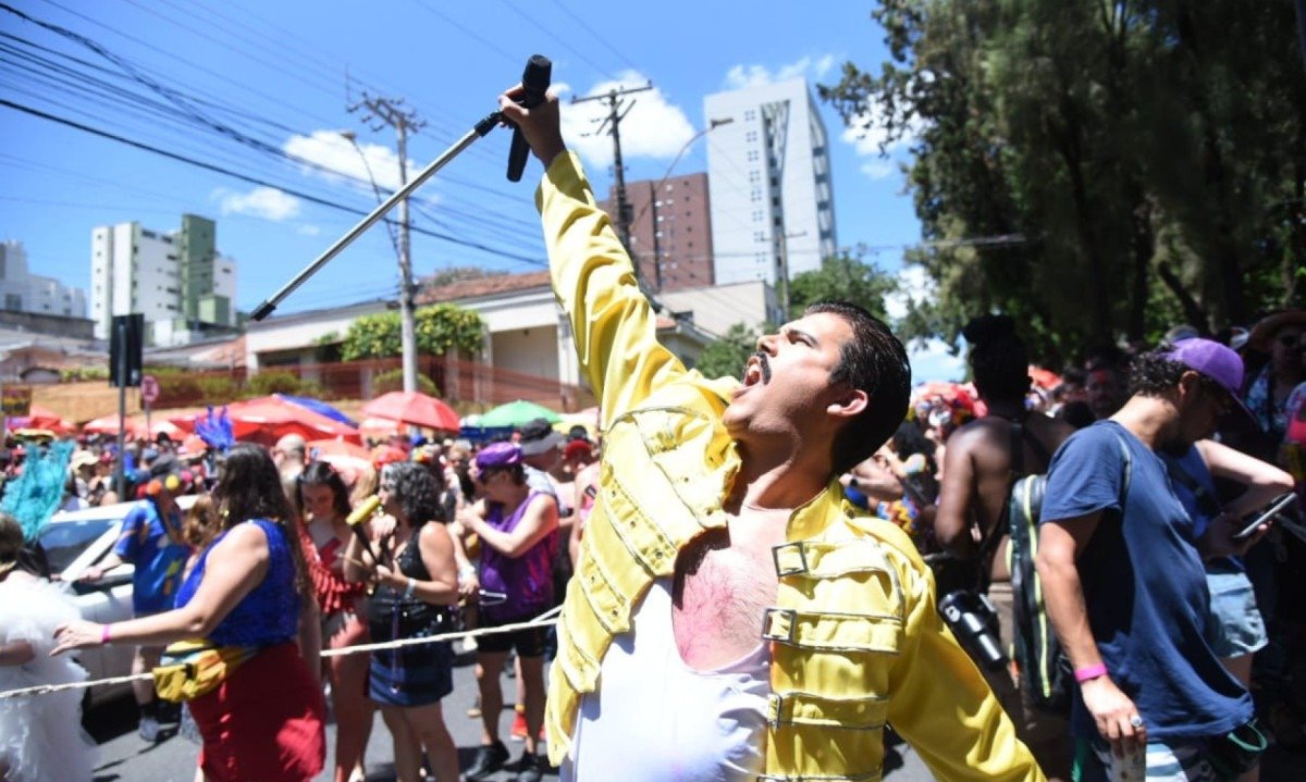 Bloco Ziriggydum Stardust faz seu cortejo no Floresta, ao som de cl&aacute;ssicos do pop misturados ao ritmo do carnaval -  (crédito: Gladyston Rodrigues/Em/D.A. Press)