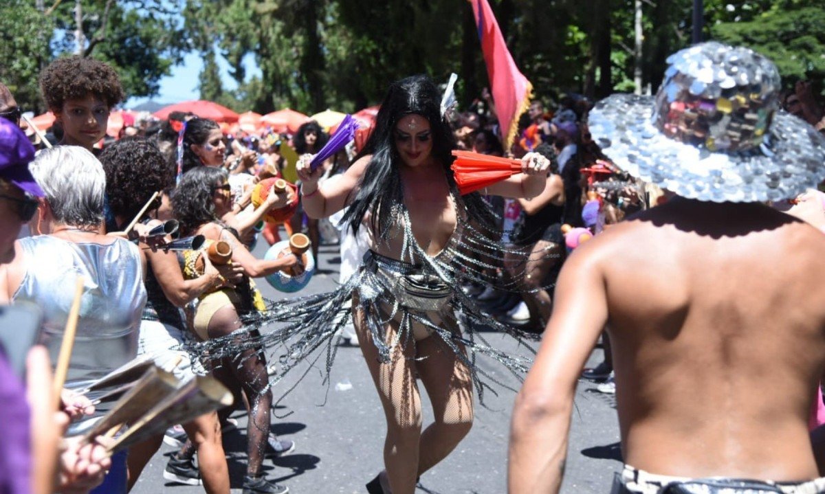 Bloco Ziriggydum Stardust faz seu cortejo no Floresta, ao som de clÃ¡ssicos do pop misturados ao ritmo do carnaval -  (crédito: Gladyston Rodrigues/Em/D.A. Press)
