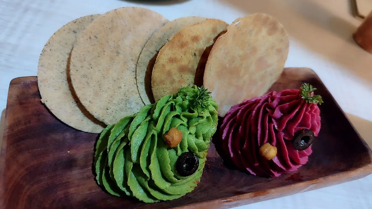 As folhas novas podem ser adicionadas cruas às saladas, enquanto as folhas maduras são mais comumente servidas cozidas ou no vapor, caso em que têm sabor e textura semelhantes ao espinafre.