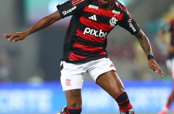 BRUNO HENRIQUE - Teve sorte de não ser expulso por reclamação. E tem estrela contra o Vasco. Empatou o jogo num lance muito ajustado pelo VAR, foi seu 11º contra os Cruz-Maltinos e centésimo pelo Mengão. Sentiu lesão no segundo tempo e saiu oara a entrada de Luiz Araújo. NOTA 7,5. Foto: Gilvan de Souza/Flamengo