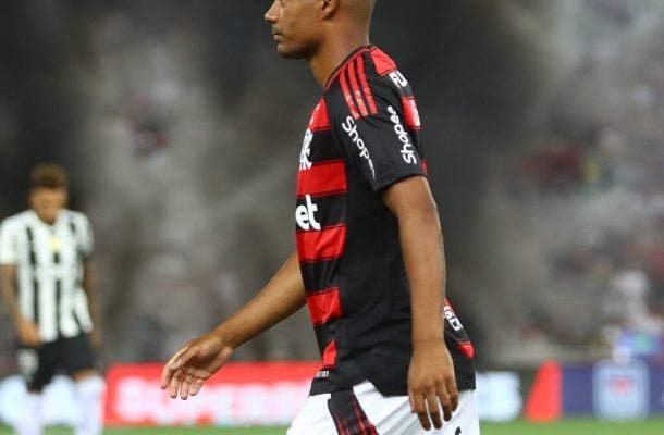 DE LA CRUZ - Uma finalização perigosa, boa participação no primeiro gol e qualidade nos passes. Mas ainda muito abaixo do que apresenta em relação à ousadia. NOTA 6,0. Foto: Gilvan de Souza/Flamengo