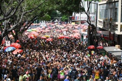 Desfile do bloco Baianeiros nas ruas do Centro de Belo Horizonte ilustra crescimento do carnaval na capital mineira -  (crédito: Leandro Couri/EM/D.A. Press)
