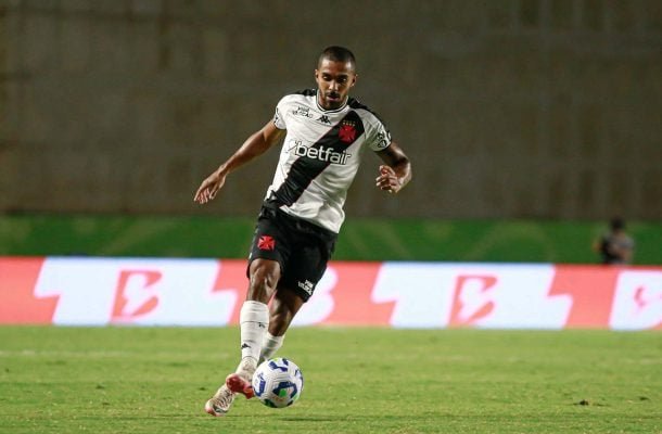 PAULO HENRIQUE - Alternou bons momentos no apoio e falhas na defesa, como uma atrasada para ninguém, que virou escanteio no primeiro tempo. NOTA 6,0. Foto: Matheus Lima/Vasco