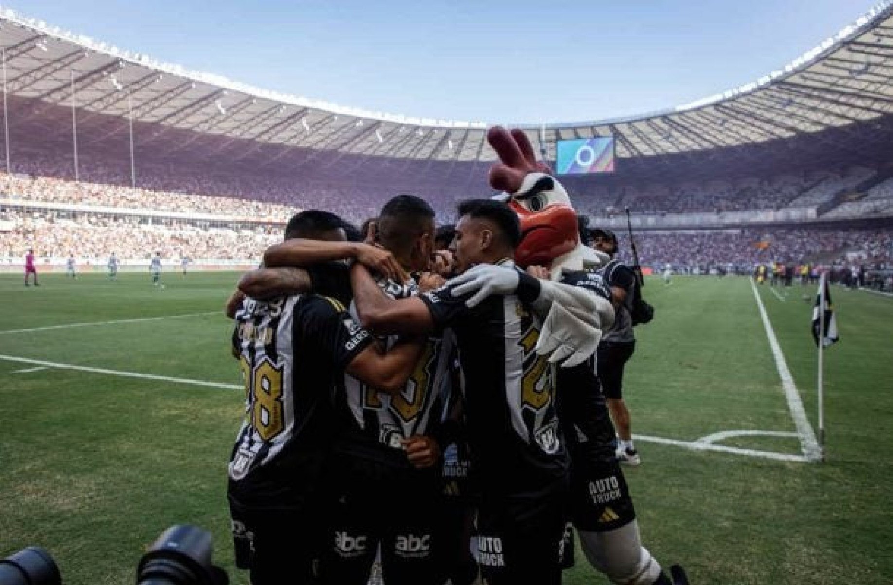 Lyanco em dia de artilheiro, brilha, Atlético detona o América e encaminha título