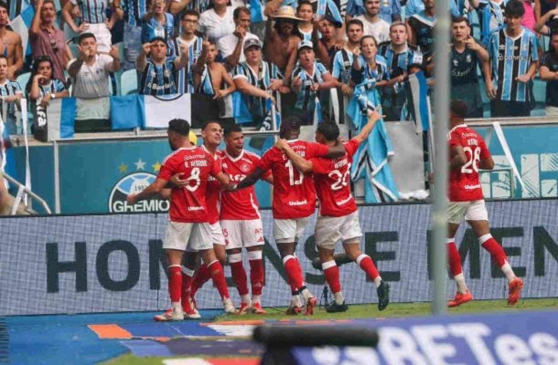 Internacional se impõe na Arena do Grêmio e larga em vantagem na final do Gauchão