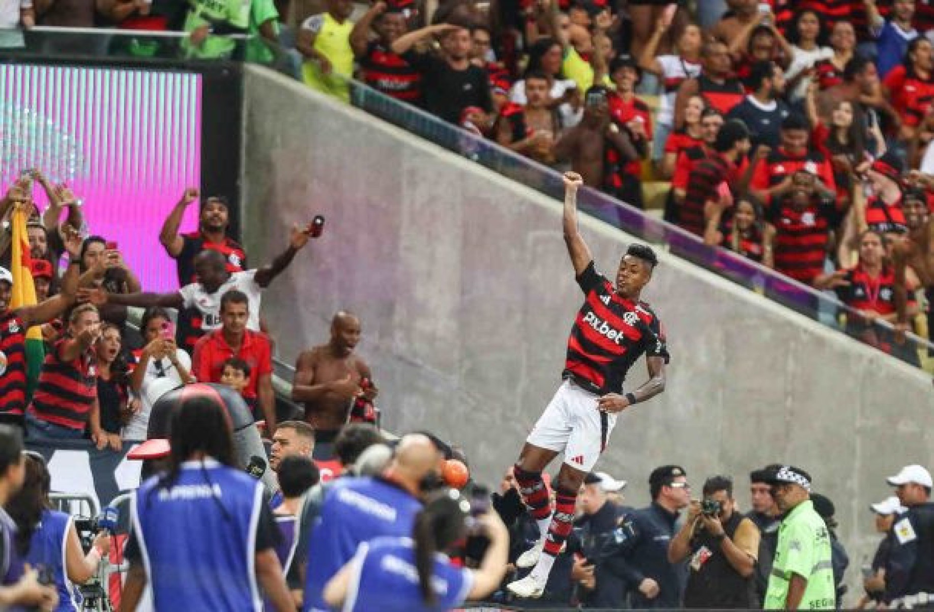 ‘Rei dos Clássicos’ marca, Flamengo vence o Vasco e é finalista do Carioca pela sétima vez seguida