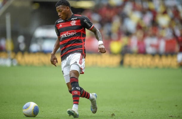 PLATA - É um jogador de muita raça e, mais uma vez, não teve medo de marcação forte, soltando ataques do Flamengo. Mas ainda segue um pouco fominha, segurando demais a bola. NOTA 6,5. Foto: Marcelo Cortes/CRF